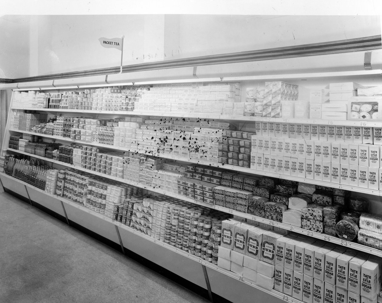 Corredor de chá e açúcar, loja Woolworths, 1956 de English Photographer