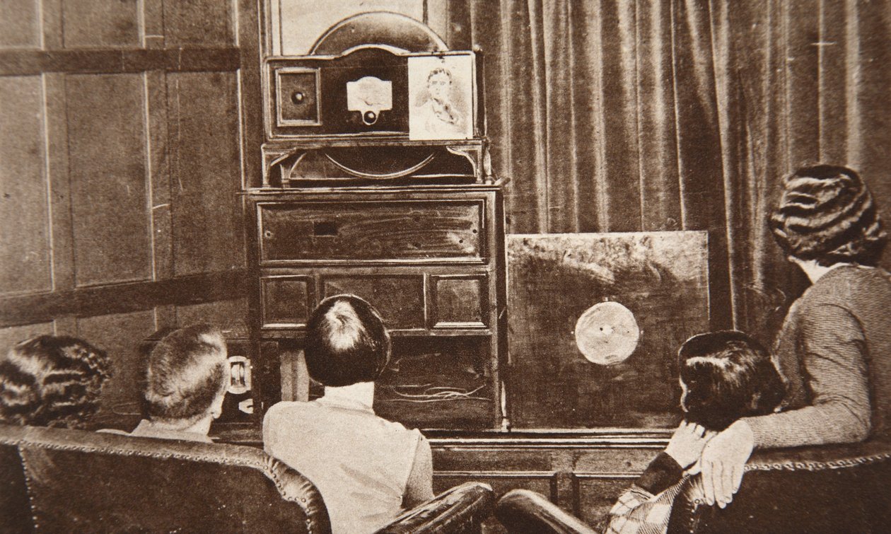 Television, desenvolvido por John L. Baird, foi transmitido com sucesso (visão e som) em 1930 de English Photographer