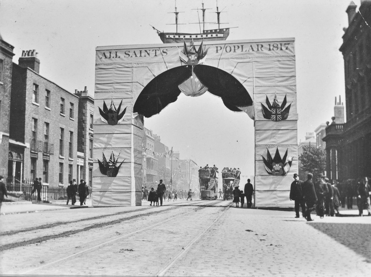 Arco temporário, Victoria Diamond Jubileu, East India Dock Road, 1897 de English Photographer
