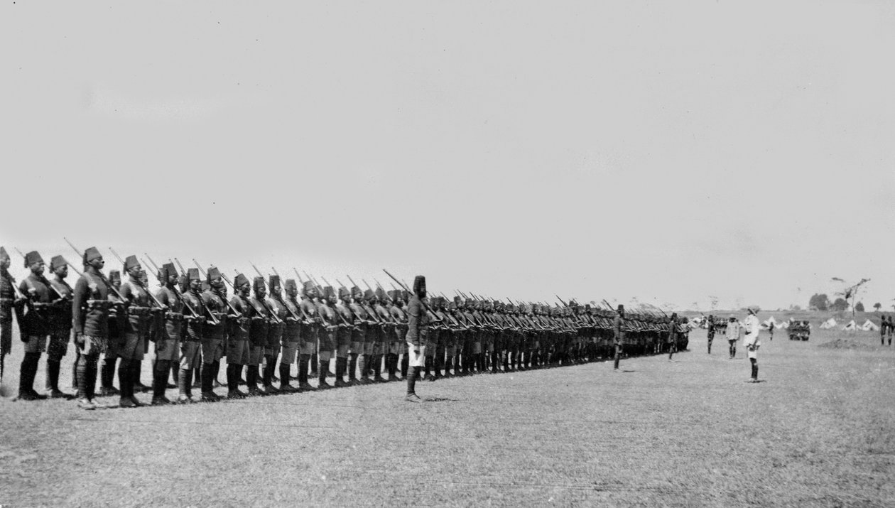 O 2º Batalhão, Rifles Africanos do Rei, em parada, 1914 de English Photographer