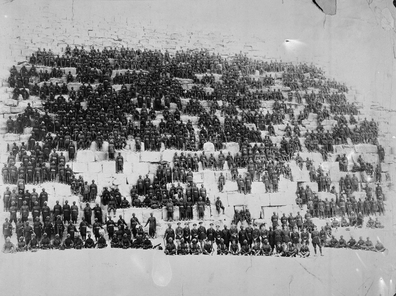O 38º Dogras posou em uma das pirâmides, o Egito, 1918 de English Photographer