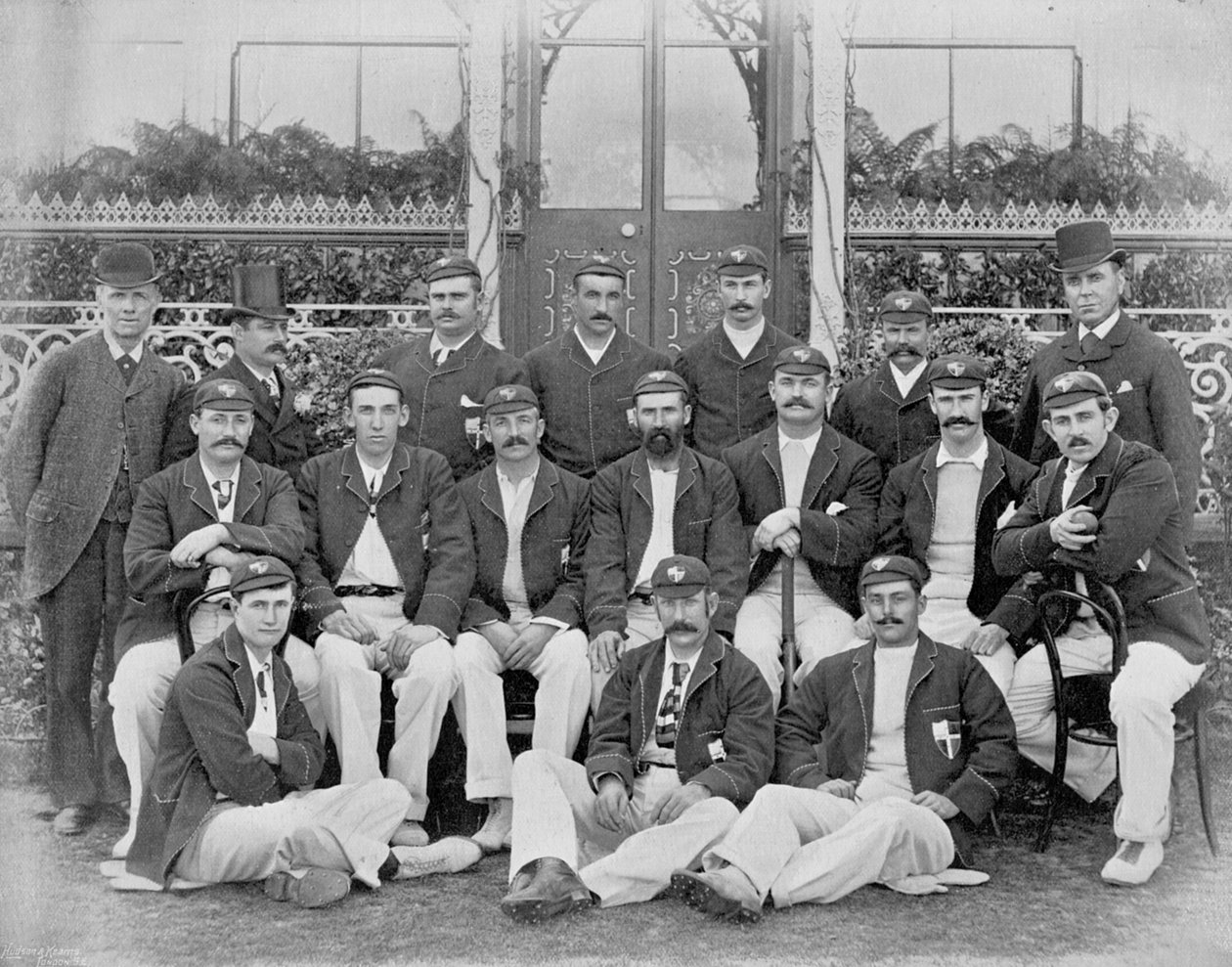 Os Australianos, 1893 Oitava Equipe, de Críticos Famosos e Cricket Grounds, publicado por Hudson e Kearns, 1895 de English Photographer