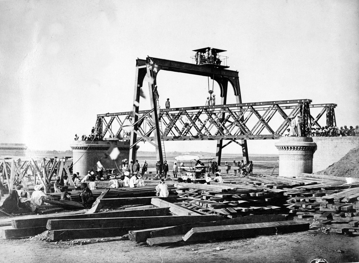 A construção da ponte de Jhelum, no Paquistão c.1873 de English Photographer