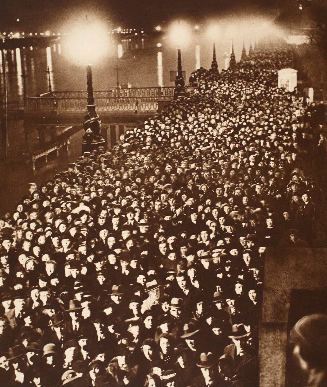 As multidões esperando para passar pelo rei Georges Catafalque em Westminster Hall, 1936 de English Photographer