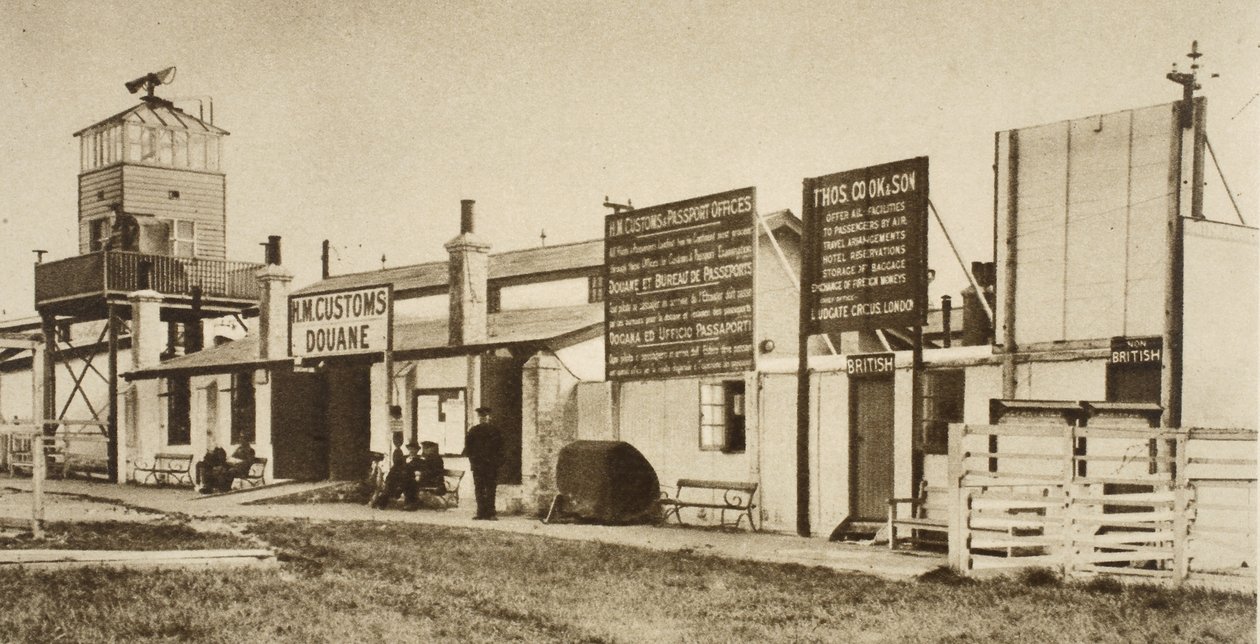 A alfândega do aeroporto de Londres em 1925 (foto sépia) de English Photographer