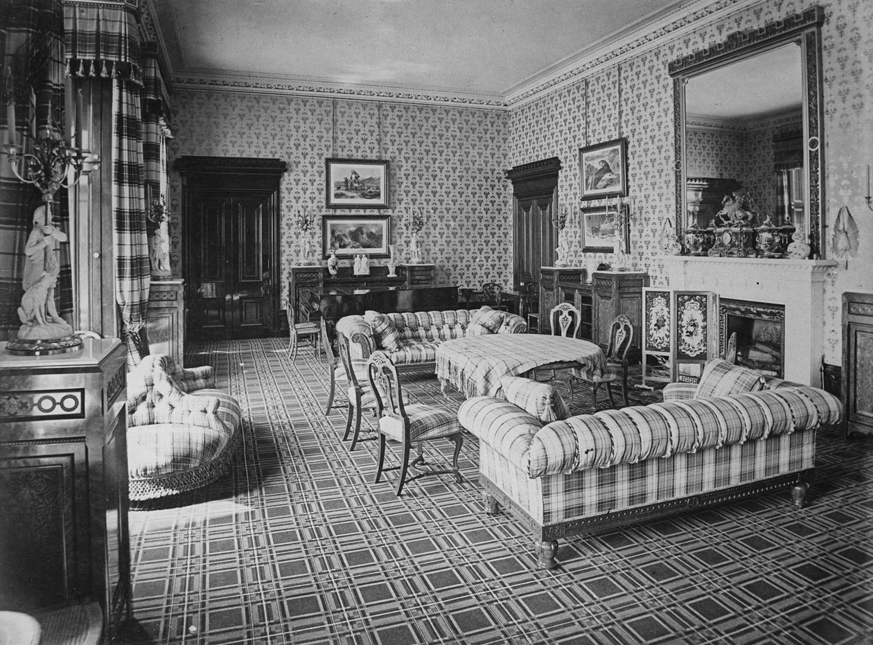 A sala de desenho, Castelo de Balmoral, 1873 de English Photographer