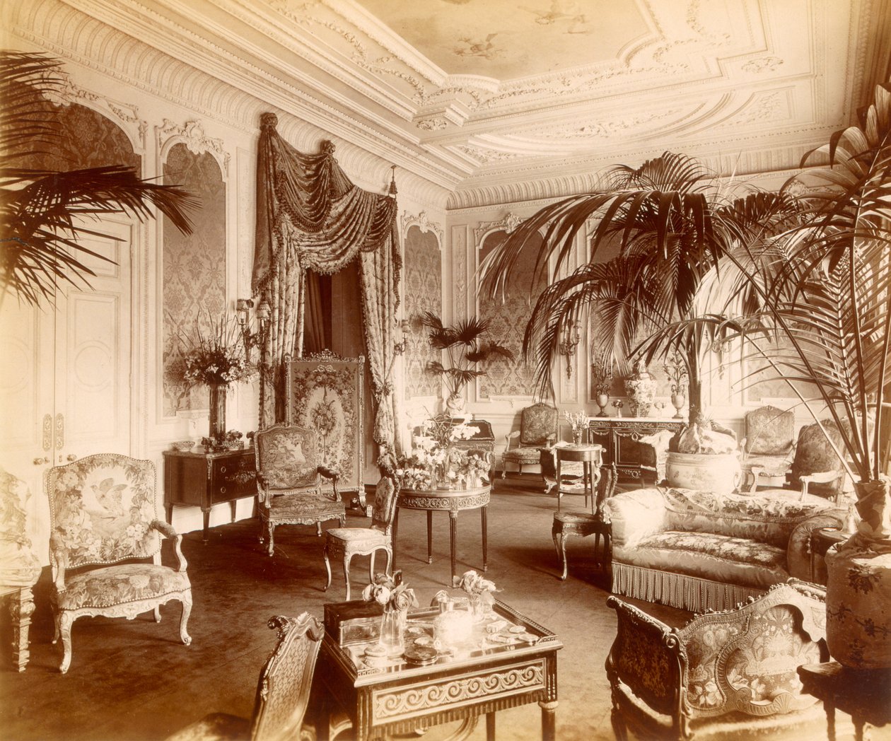 A sala de desenho em 17 Grosvenor Place, Londres de English Photographer