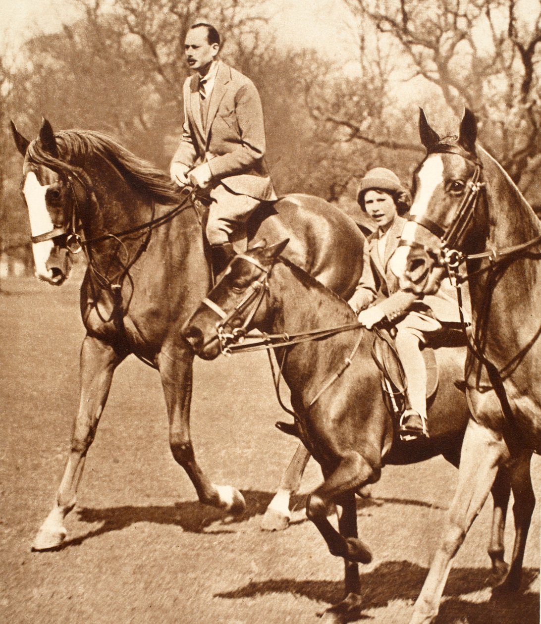 O duque de Gloucester montando com a princesa Elizabeth em Windsor Great Park de English Photographer