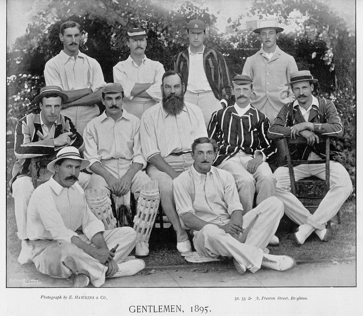 A equipe Gentlemen dos Gentlemen v Players se enfrentam em Lords em 1895, da Famous Cricketers and Cricket Grounds, publicada por Hudson and Kearns, 1895 de English Photographer