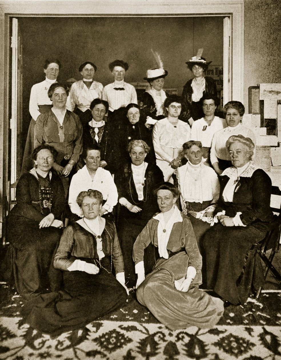 O Encontro Internacional dos Trabalhadores do Sufrágio Feminino (foto sépia) de English Photographer