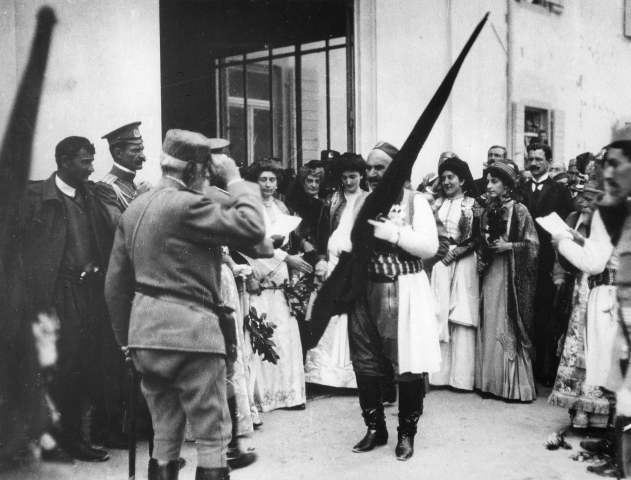 O rei do Montenegro com uma bandeira da Turquia, Cettinge, Montenegro, 1913 de English Photographer