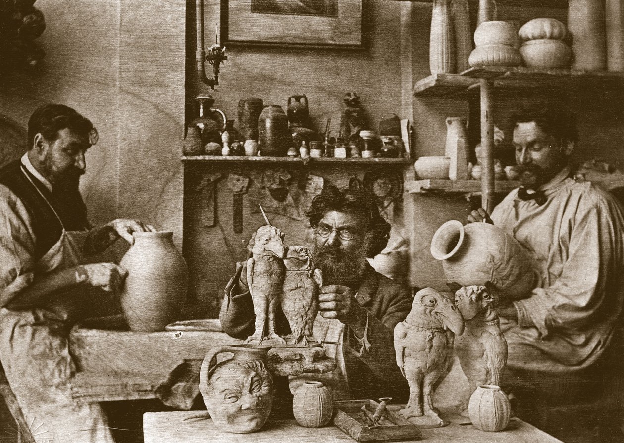 Os irmãos Martin no estúdio da Southall Pottery de English Photographer