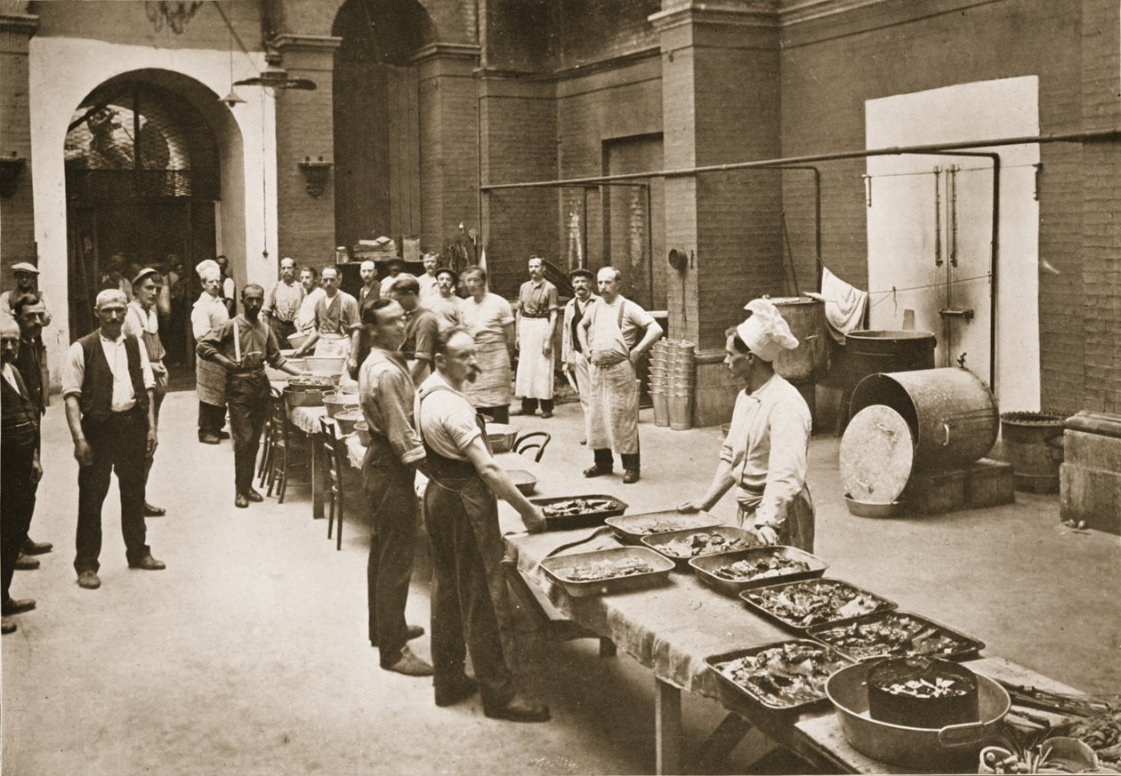 A refeição do meio-dia pronta para servir, The Kitchens, Alexandra Palace, ilustração de prisioneiros alemães na Grã-Bretanha (photogravura) de English Photographer