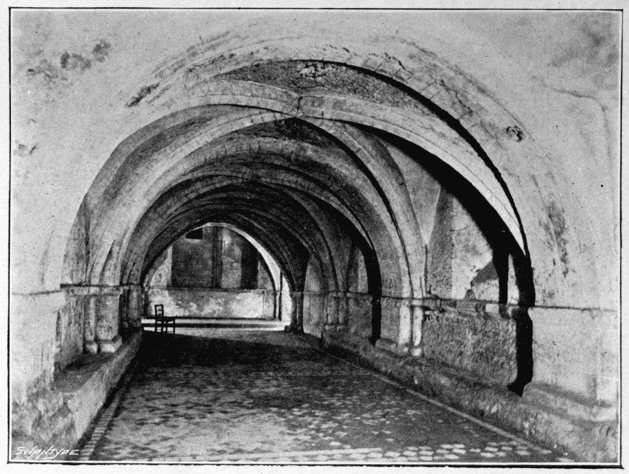 A Nave da Cripta, da Porta Oeste, Igreja de St. Johns, Clerkenwell, da Ordem do Hospital de São João de Jerusalém por WKR Bedford e Richard Holbeche, 1902 de English Photographer