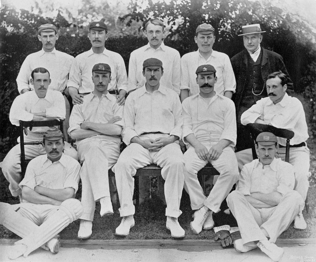 A equipe de jogadores do Gentlemen v Players em Lords em 1894, de Famous Cricketers e Cricket Grounds, publicada por Hudson e Kearns, 1895 de English Photographer