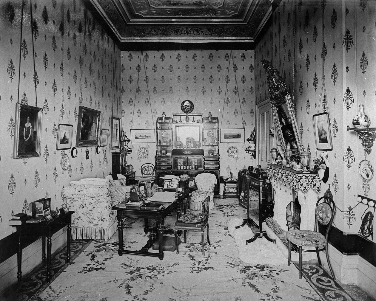 A sala de estar do Queens, Villa Clara, c.1870-80 de English Photographer