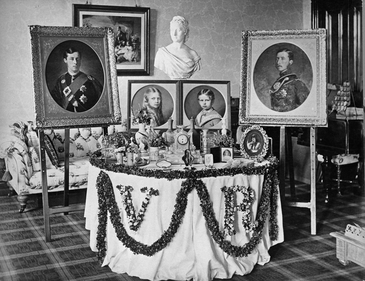 A mesa de aniversário do Queens, Balmoral Castle, 24 de maio de 1873 de English Photographer