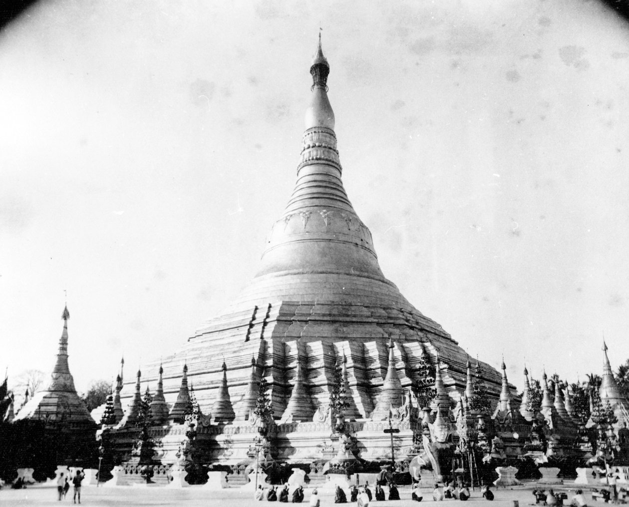 O Pagode Shwedagon em Rangoon, c.1886 de English Photographer