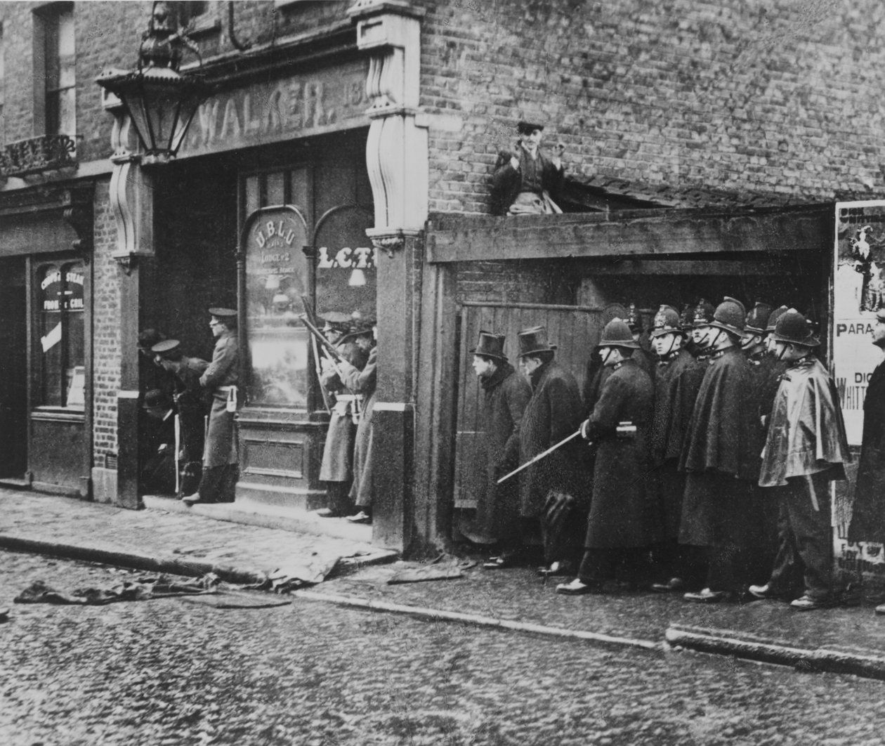 O Cerco da Rua Sidney, 1911 de English Photographer