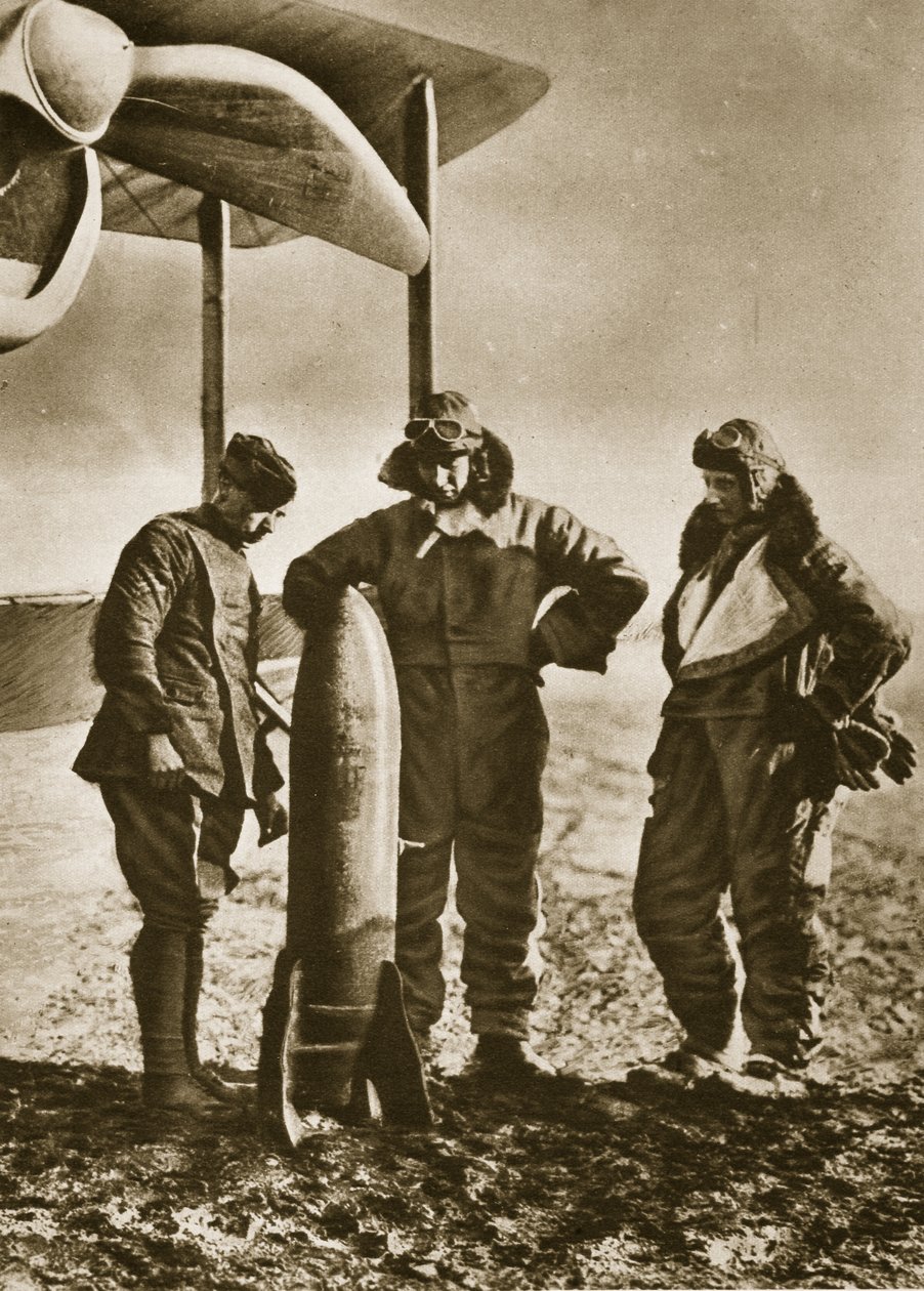 Os Sowers: aviadores britânicos contemplando uma bomba que irá espalhar a morte entre os inimigos, 1914-19 de English Photographer