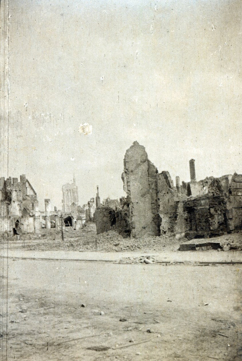 The Square, Ypres, junho de 1915 de English Photographer
