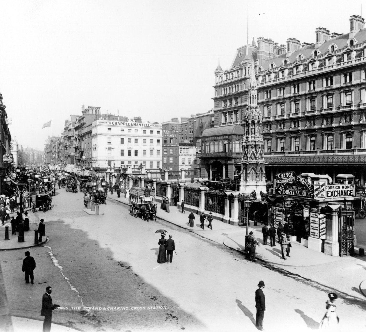 The Strand e Charing Cross Station, em Londres, c.1890 de English Photographer