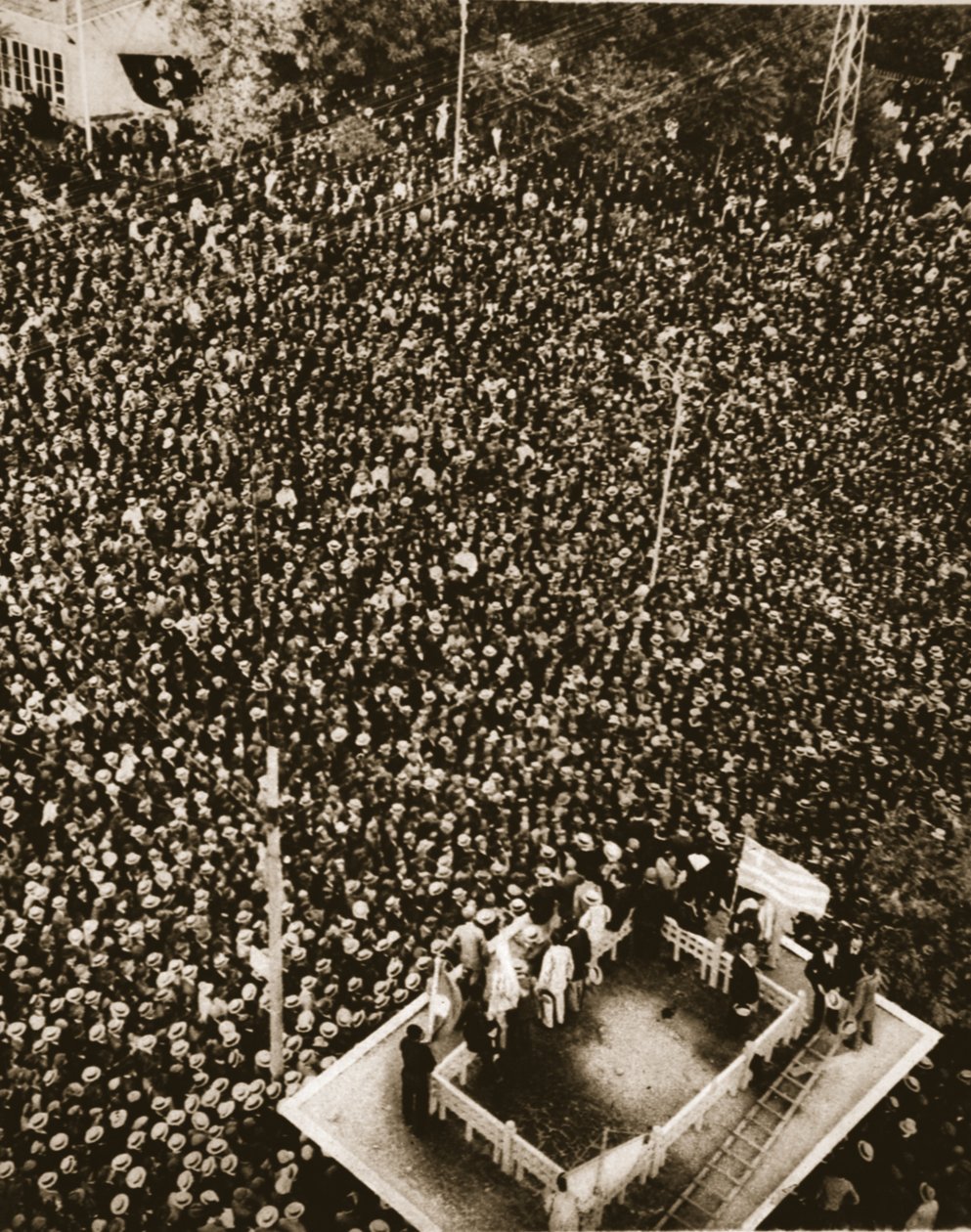 O apelo da Macedônia contra a invasão búlgara: uma reunião de massa em Salônica, ilustração do The Illustrated War News, 13 de setembro de 1916 (foto sépia) de English Photographer
