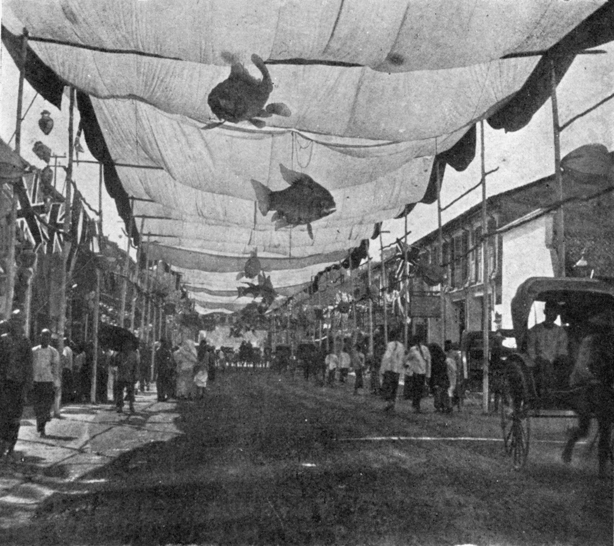 As decorações na rua principal, Singapura, ilustração do rei, 25 de maio de 1901 de English Photographer