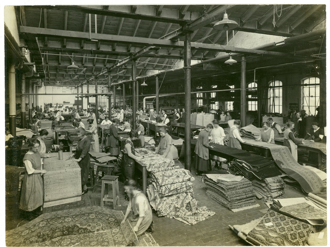 A sala de acabamento, seção de Axminster, fábrica de tapetes, 1923 de English Photographer