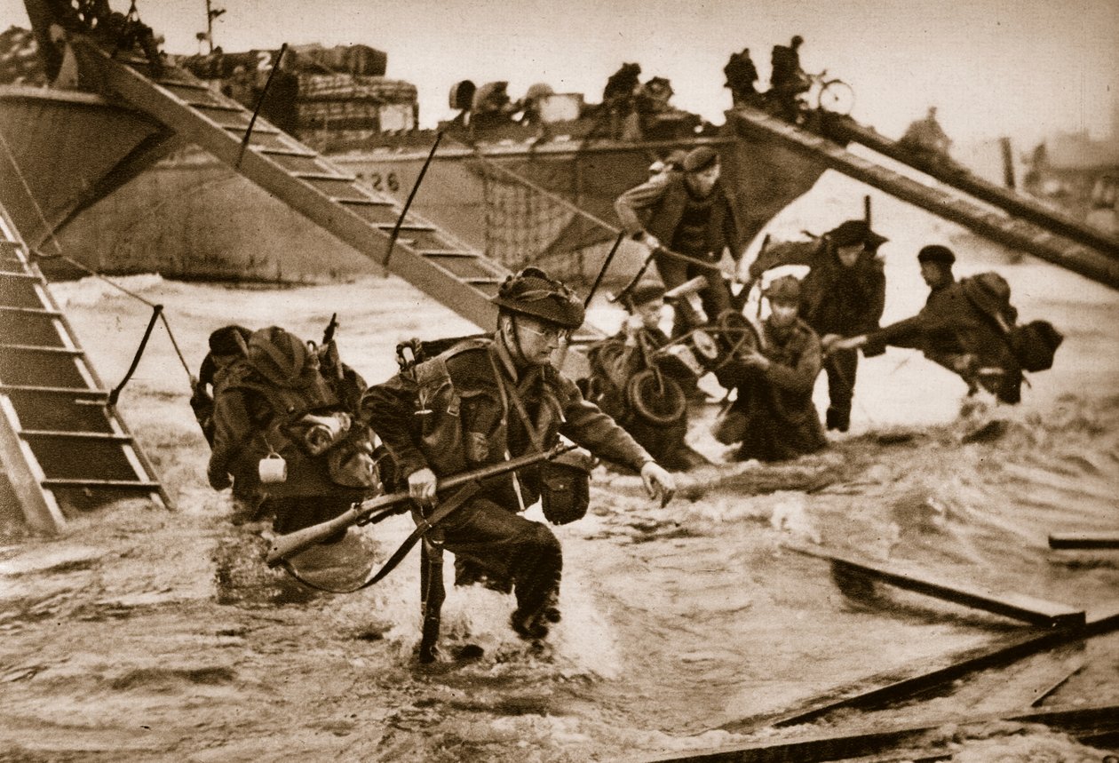 As primeiras tropas britânicas desembarcam das escadas de aterragem especialmente projetadas. No meio dos soldados carregam uma scooter, 6 de junho de 1944 de English Photographer