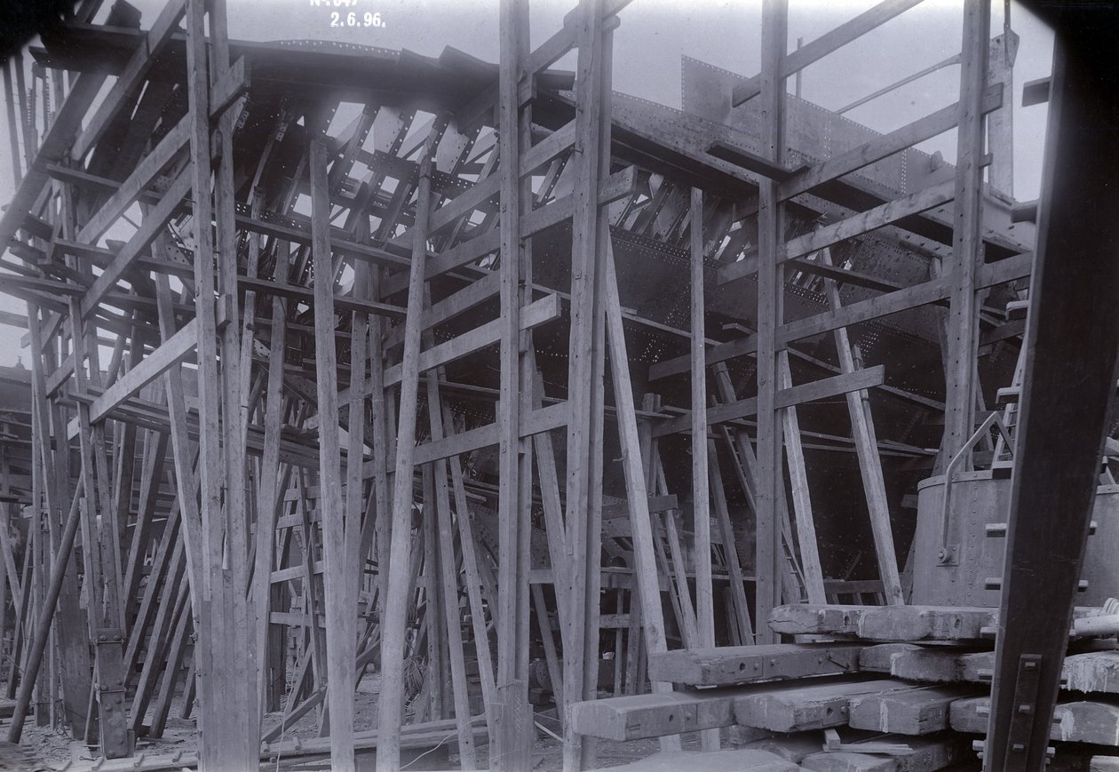 O navio de balsa quebra-gelo SS Baikal no quadro durante a construção por Sir WG Armstrong Mitchell e Co. Ltd., no estaleiro Low Walker, Newcastle upon Tyne em 1896 de English Photographer