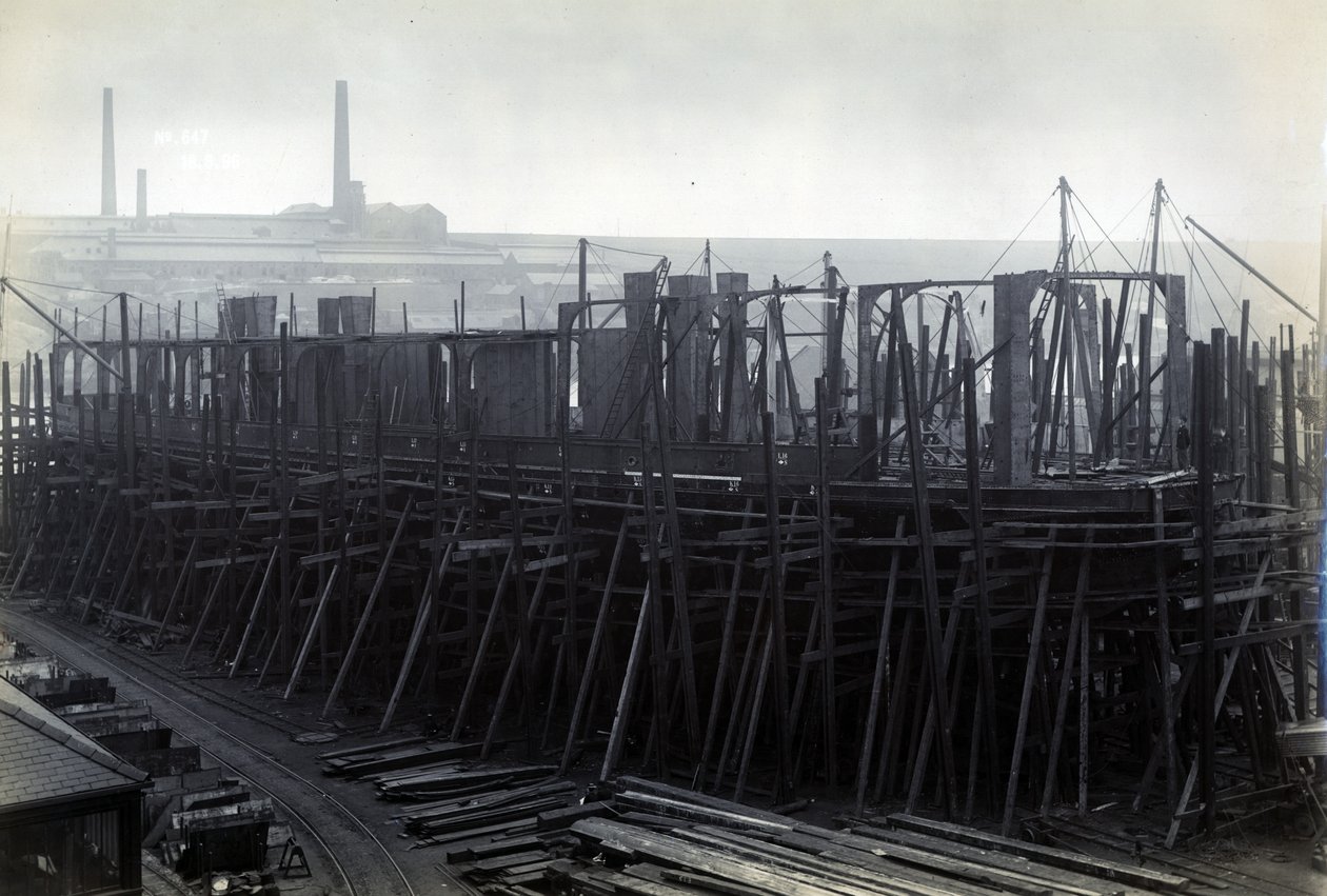 O navio de balsa quebra-gelo SS Baikal no quadro durante a construção por Sir WG Armstrong Mitchell e Co. Ltd., no estaleiro Low Walker, Newcastle upon Tyne em 1896 de English Photographer