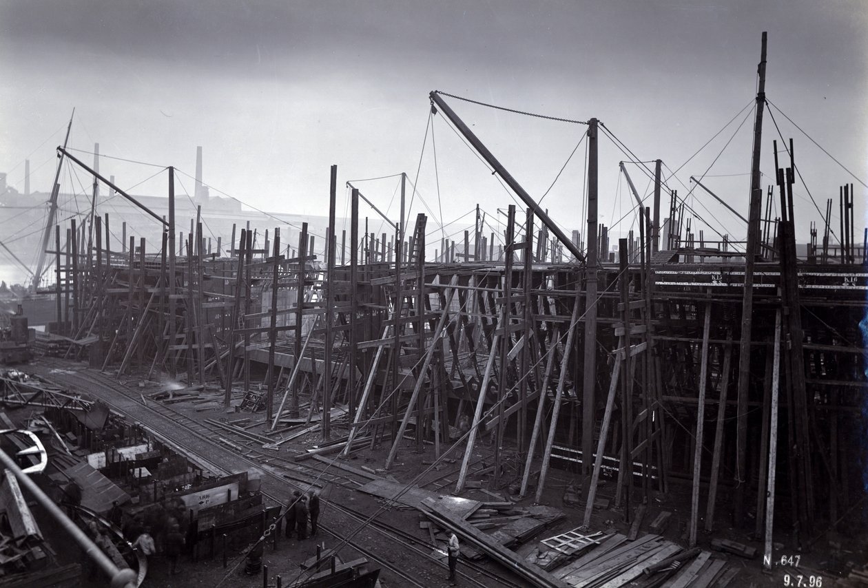 O navio de balsa de trem de gelo quebra SS Baikal no quadro durante a construção por Sir WG Armstrong Mitchell e Co. Ltd., no estaleiro de Low Walker, Newcastle upon Tyne em 1896, jarda n º 647, lago Baikal de English Photographer