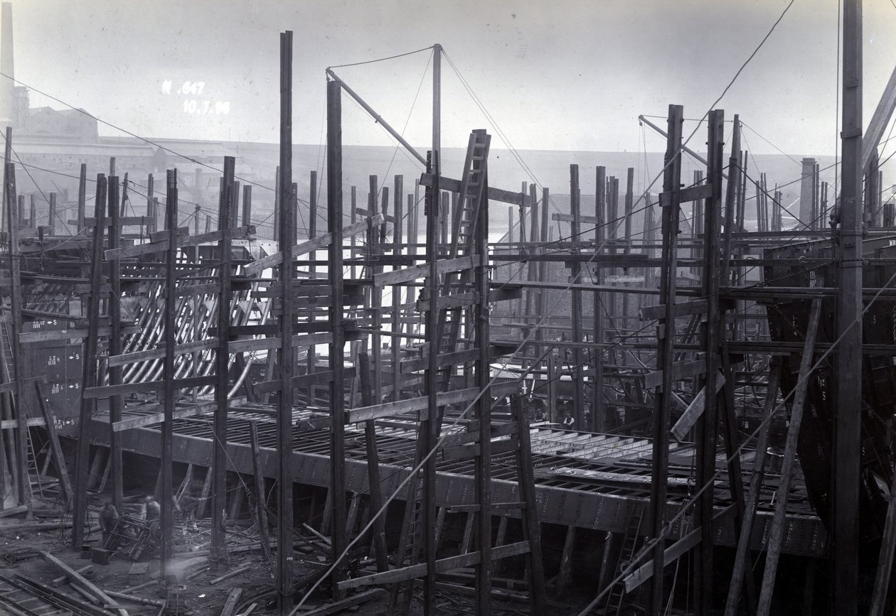 O navio de balsa de trem quebra-gelo SS Baikal no quadro durante a construção por Sir WG Armstrong Mitchell e Co. Ltd., no estaleiro de Low Walker, Newcastle upon Tyne em 1896, jarda n º 647 de English Photographer