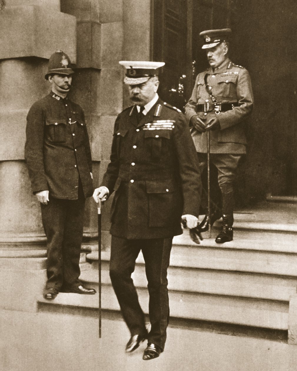 A última fotografia de Lord Kitchener, de The Illustrated War News, 14 de junho de 1916 (foto sépia) de English Photographer