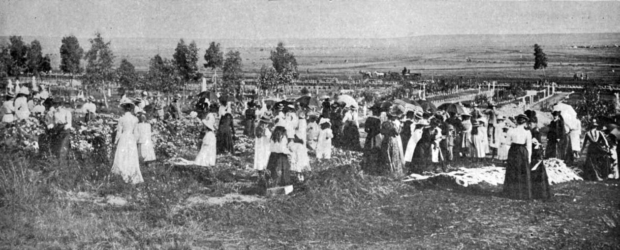 Os membros do Bloemfontein Loyal Womens Guild decoram Graves no cemitério de Bloemfontein, ilustração do rei, 25 de maio de 1901 de English Photographer
