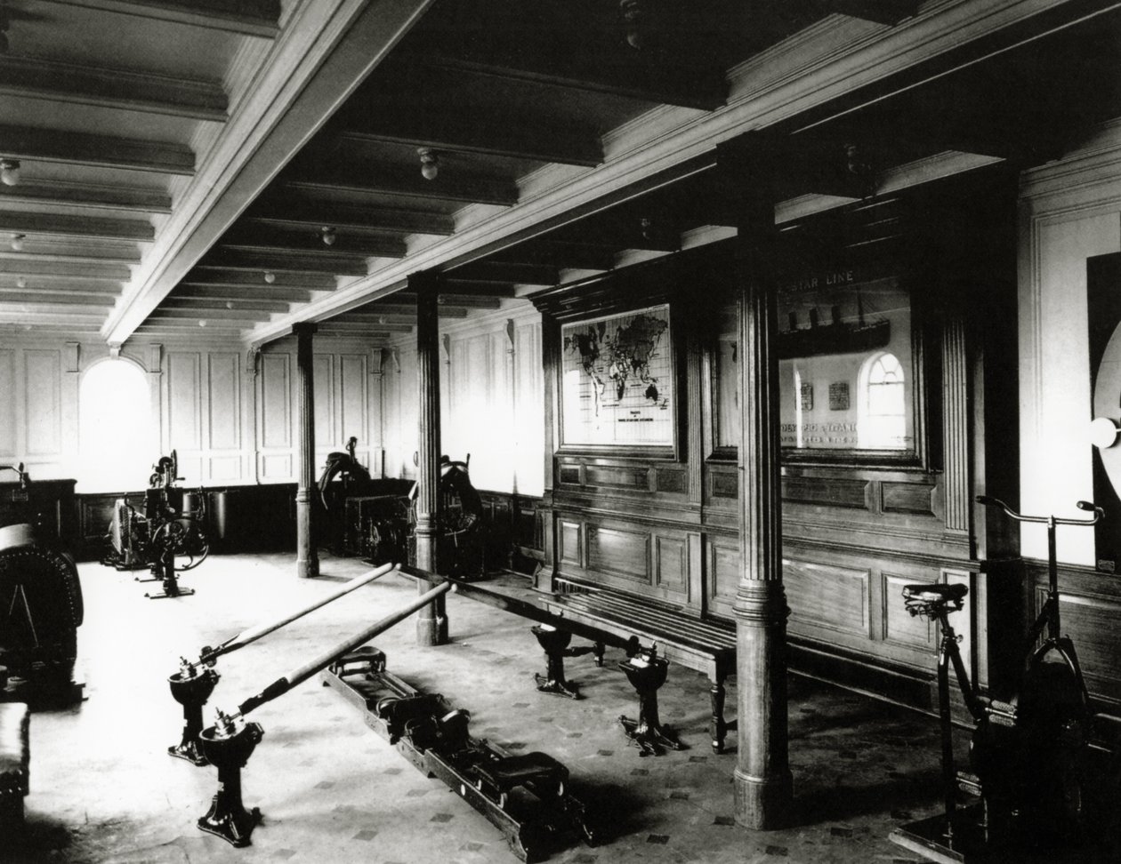 A academia a bordo do Titanic mostrando as máquinas de remo e as bicicletas ergométricas, 1912 de English Photographer