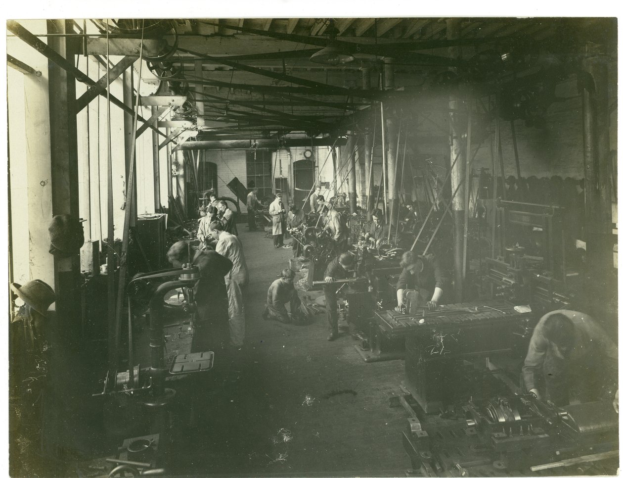 A oficina de reparação, fábrica de tapetes, 1923 de English Photographer