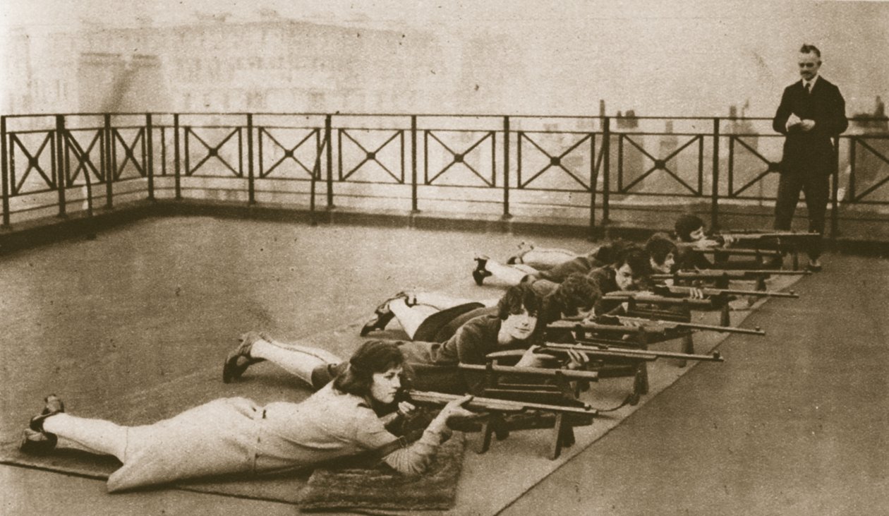 O clube de fuzileiros para funcionários de escritório das mulheres no telhado da Strand House, de Wonderful London, publicado em 1926-27 (fotogravura) de English Photographer