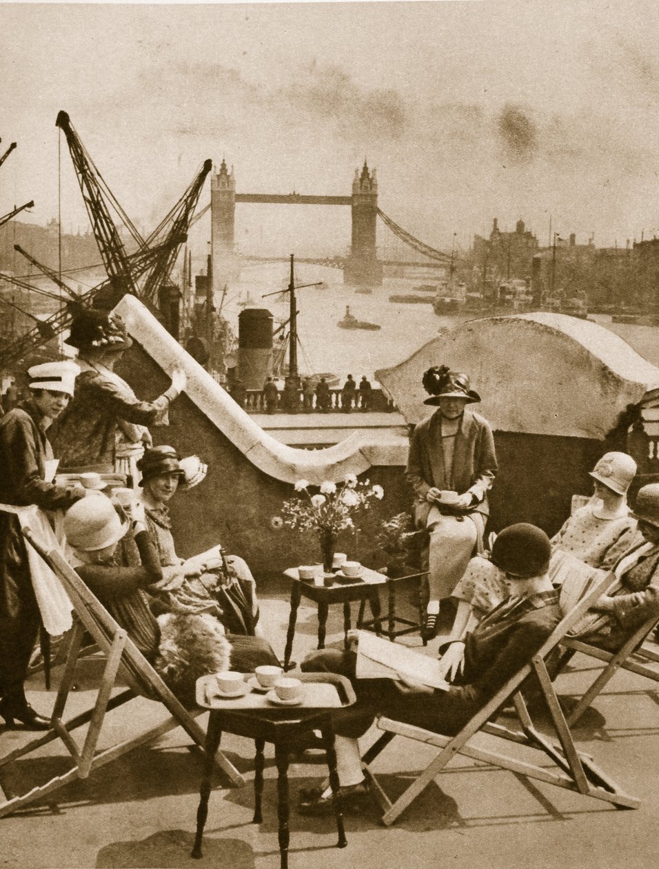 O jardim no terraço do Langbourne Club para as mulheres da cidade, Fishmonger Hall Street, Londres 1925 (foto sépia) de English Photographer
