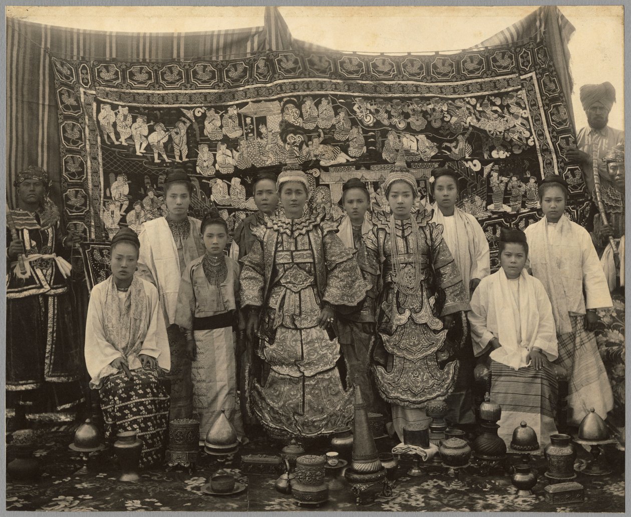 Companhia de teatro, Burma, c.1910 de English Photographer