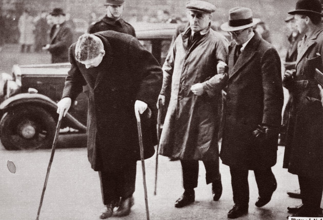Aqueles menos capazes de andar evitando as multidões fora do Westminster Hall, durante a mentir no estado de George V, 1936 de English Photographer