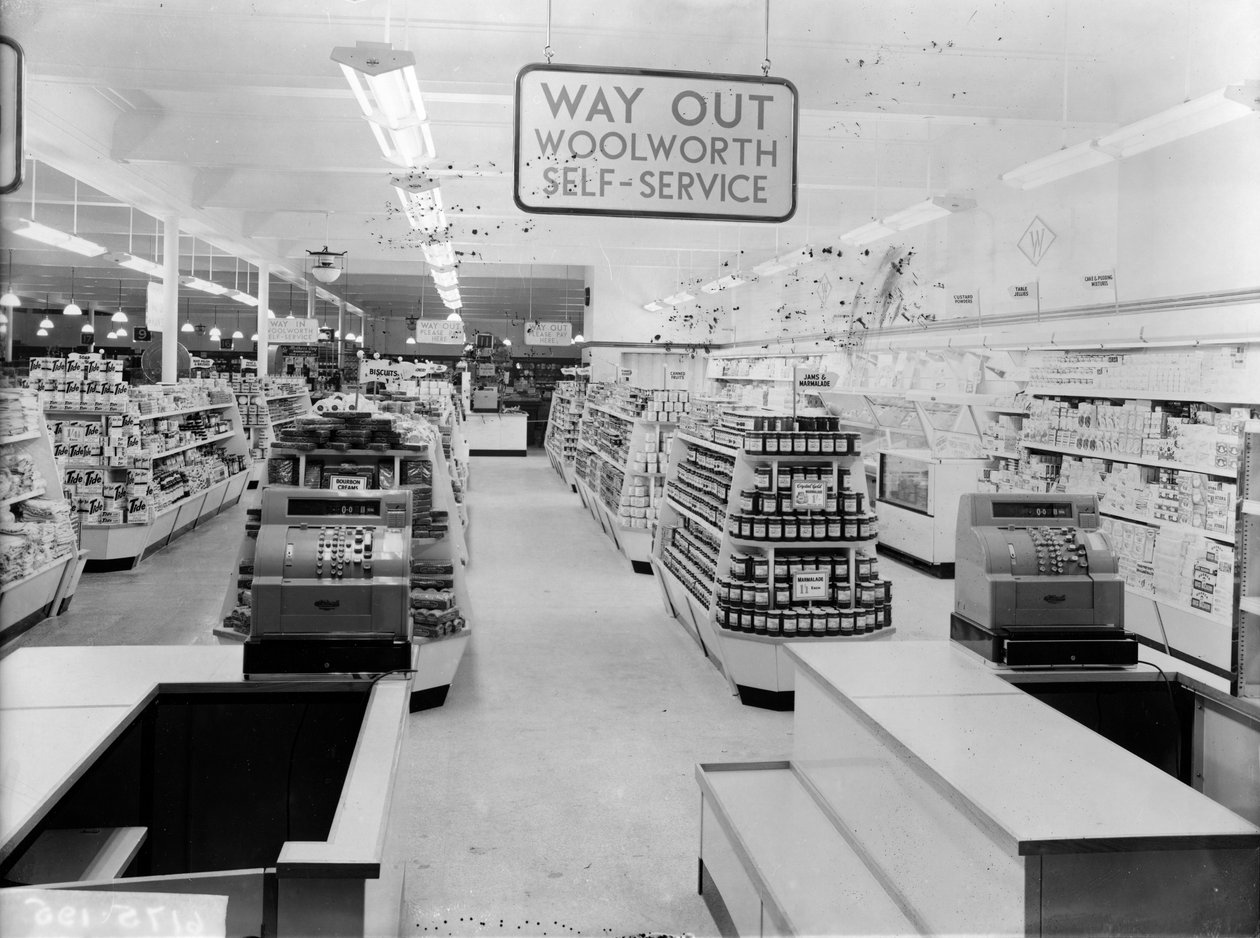 Até a loja de Woolworth, 1956 de English Photographer