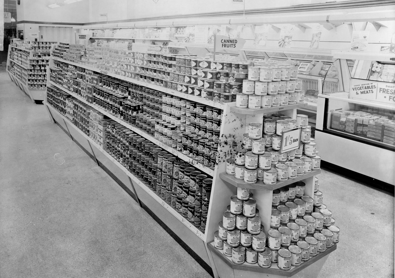 Corredor de alimentos enlatados, loja Woolworths, 1956 de English Photographer