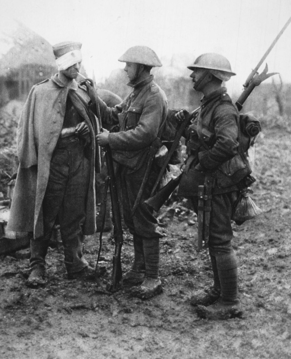Tommy não tem nenhum mal-estar: dar uma luz a um prisioneiro alemão ferido, de The Illustrated War News, 26 de julho de 1916 de English Photographer