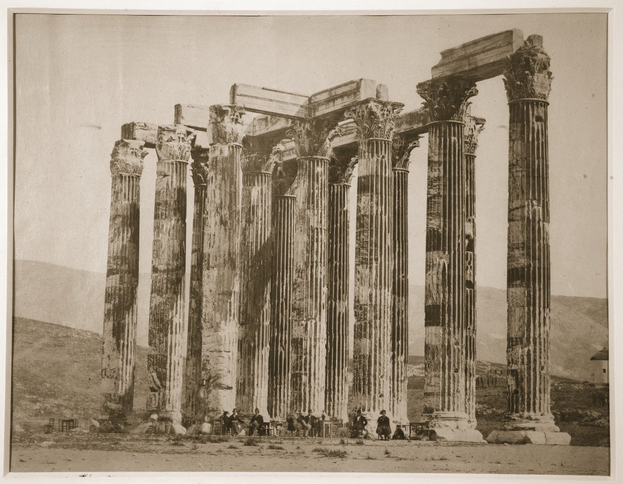 Turistas sentados entre ruínas, Grécia, de 1880 (foto sépia) de English Photographer