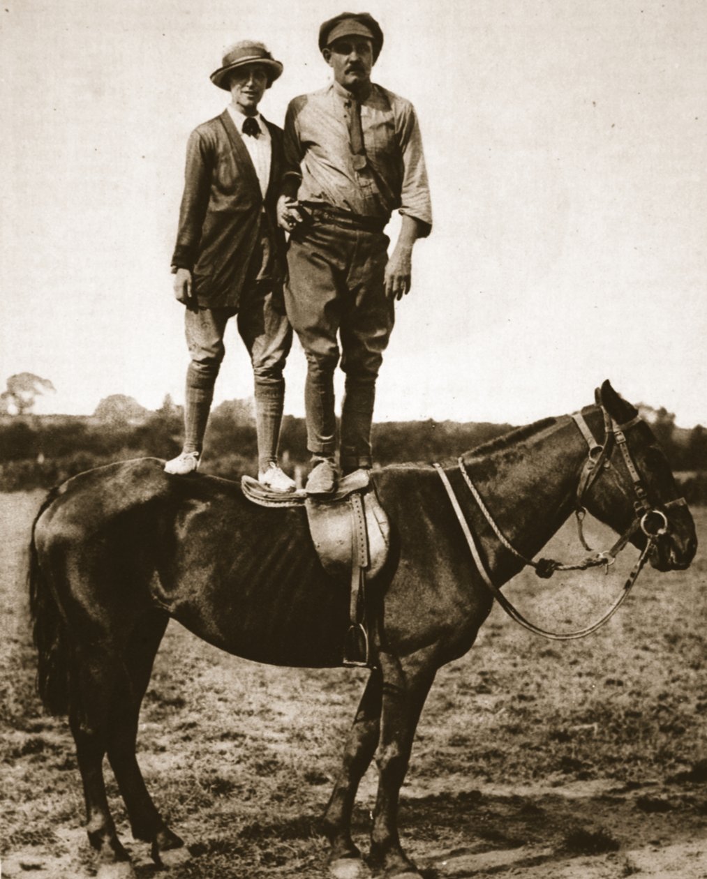 Treinar um recruta: Tenente. Mike Rimington, uma senhora-aluno e um sujeito eqüino, ilustração do The Illustrated War News, setembro de 1916 (foto sépia) de English Photographer
