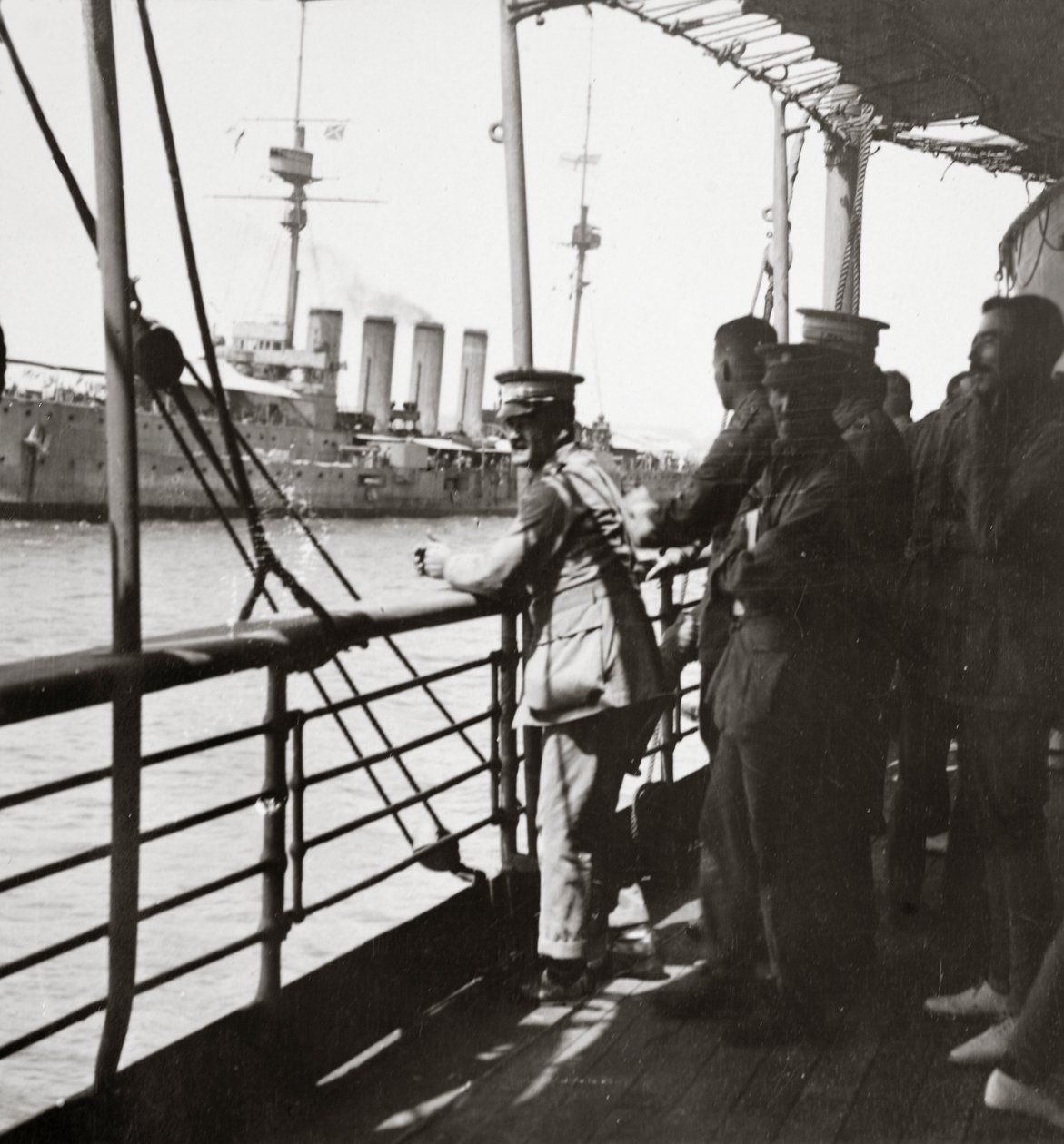 Transporte com os velhos desprezíveis da Índia encontra um homem de guerra no Mediterrâneo de English Photographer