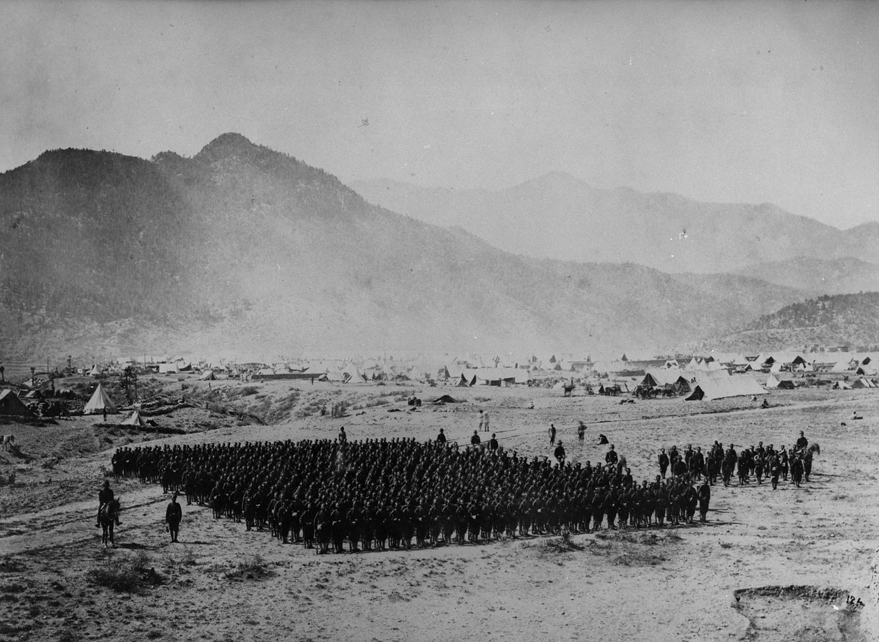 Tropas em formação durante a Segunda Guerra Anglo-Afegã, 1878-80 de English Photographer