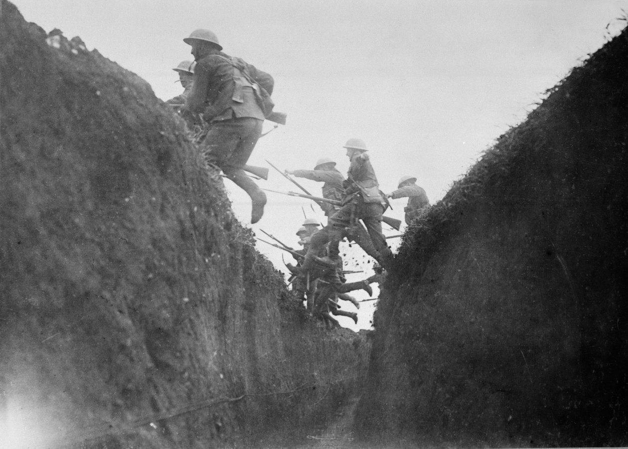 Tropas em treinamento, saltando sobre uma trincheira, 1916-17 de English Photographer